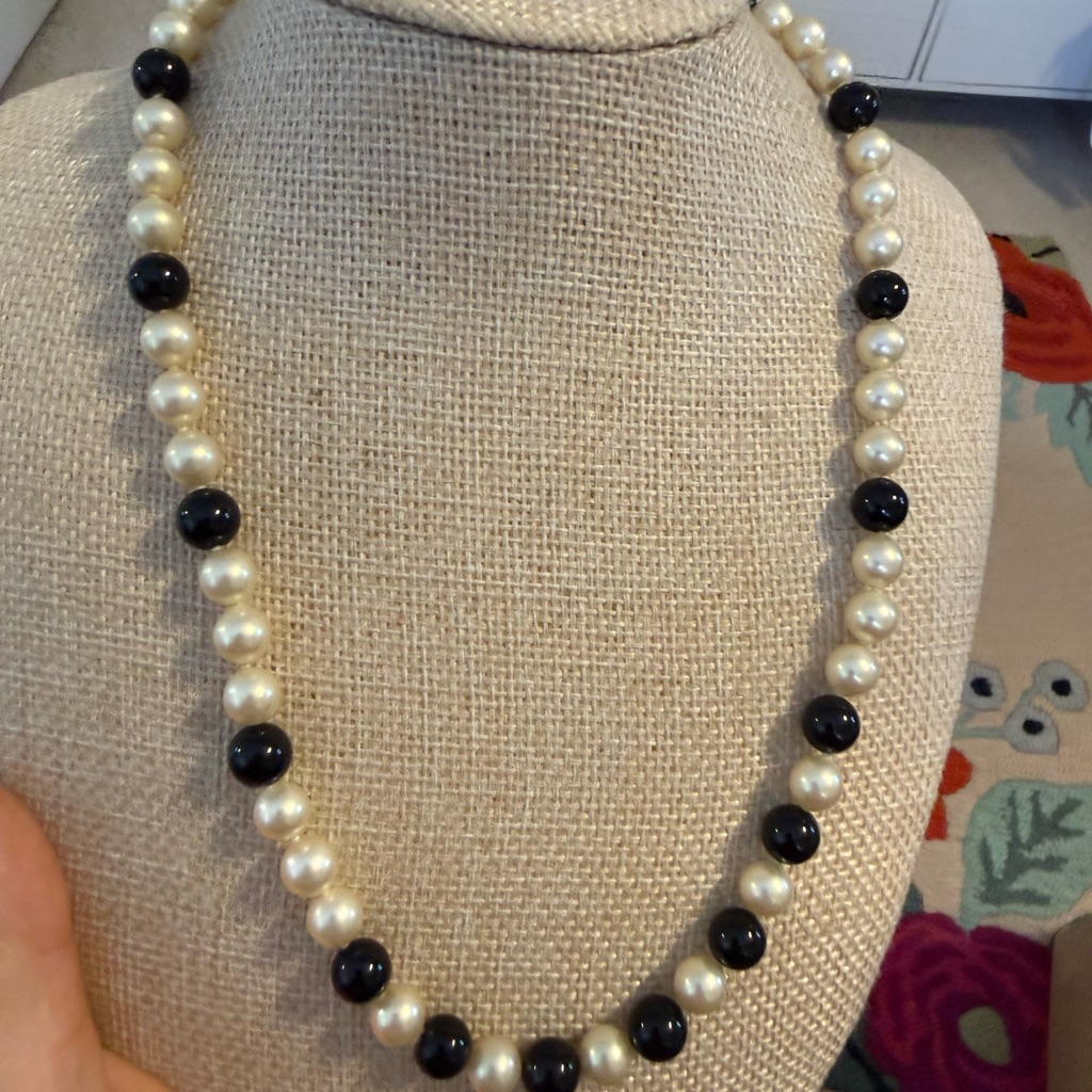 Classic Pearl And Black Bead Necklace 165$